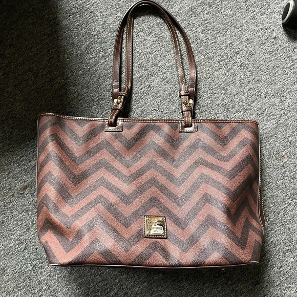 Dooney & Bourke Large Brown Tan Chevron Tote - Picture 2 of 12